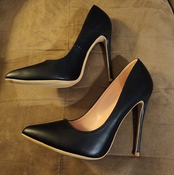 Elisabet Tang Heels - Picture 6 of 7